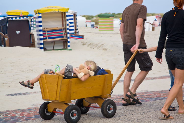 Strand Kind im Bollerwagen.jpg